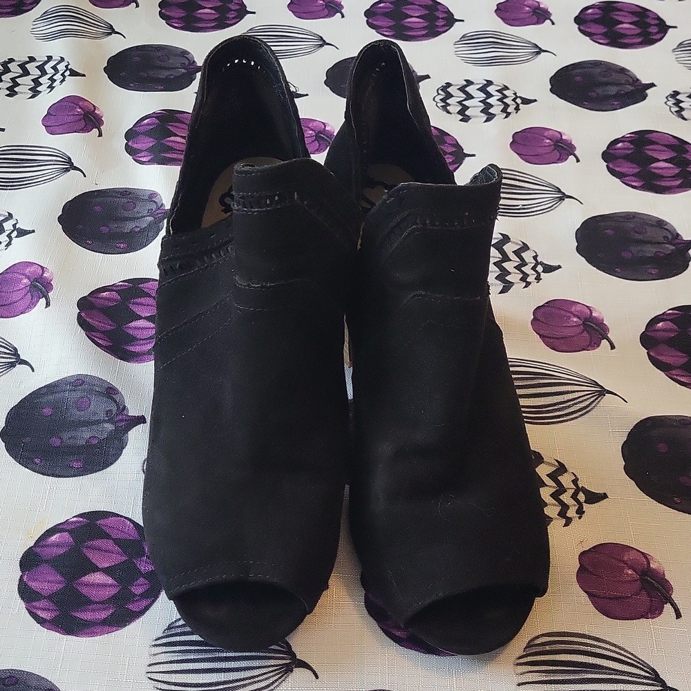 Women's size 9 1/2 Fergalicious black peep toe heeled bootie